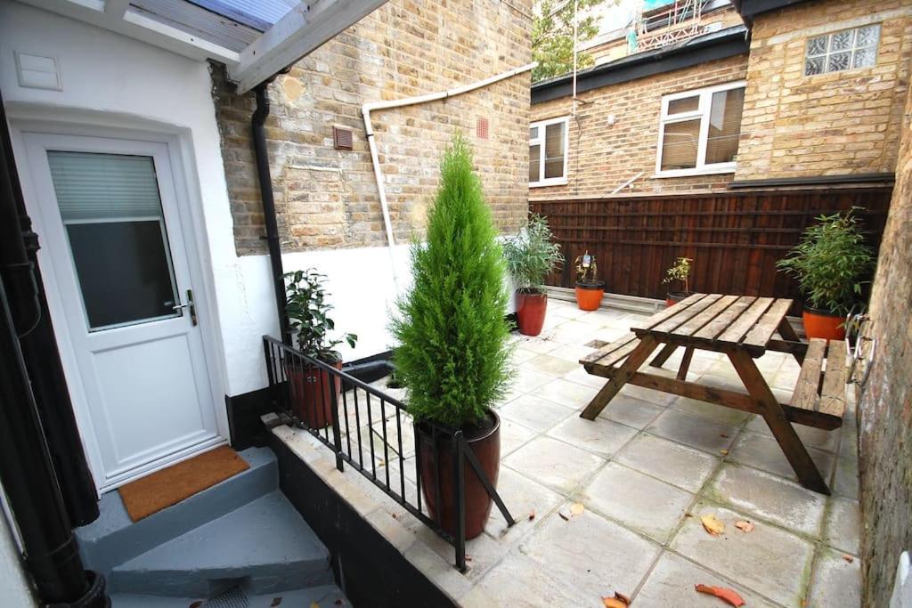 Newly Refurbished - Flat 8 * Londen