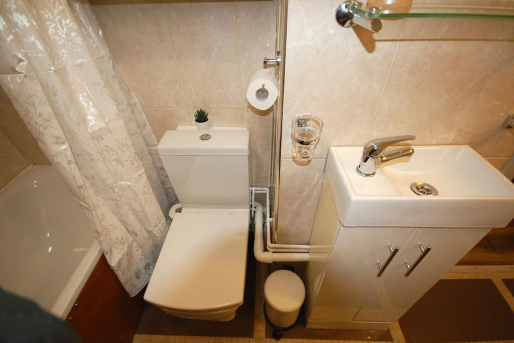 Newly Refurbished - Flat 8 * Londen