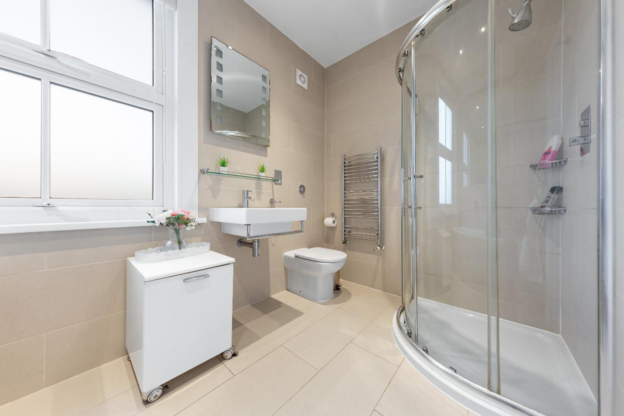 Luxury 4-bedroom Modern Flat In Steps From Station, Sleeps 9 In Style! Leilighet London