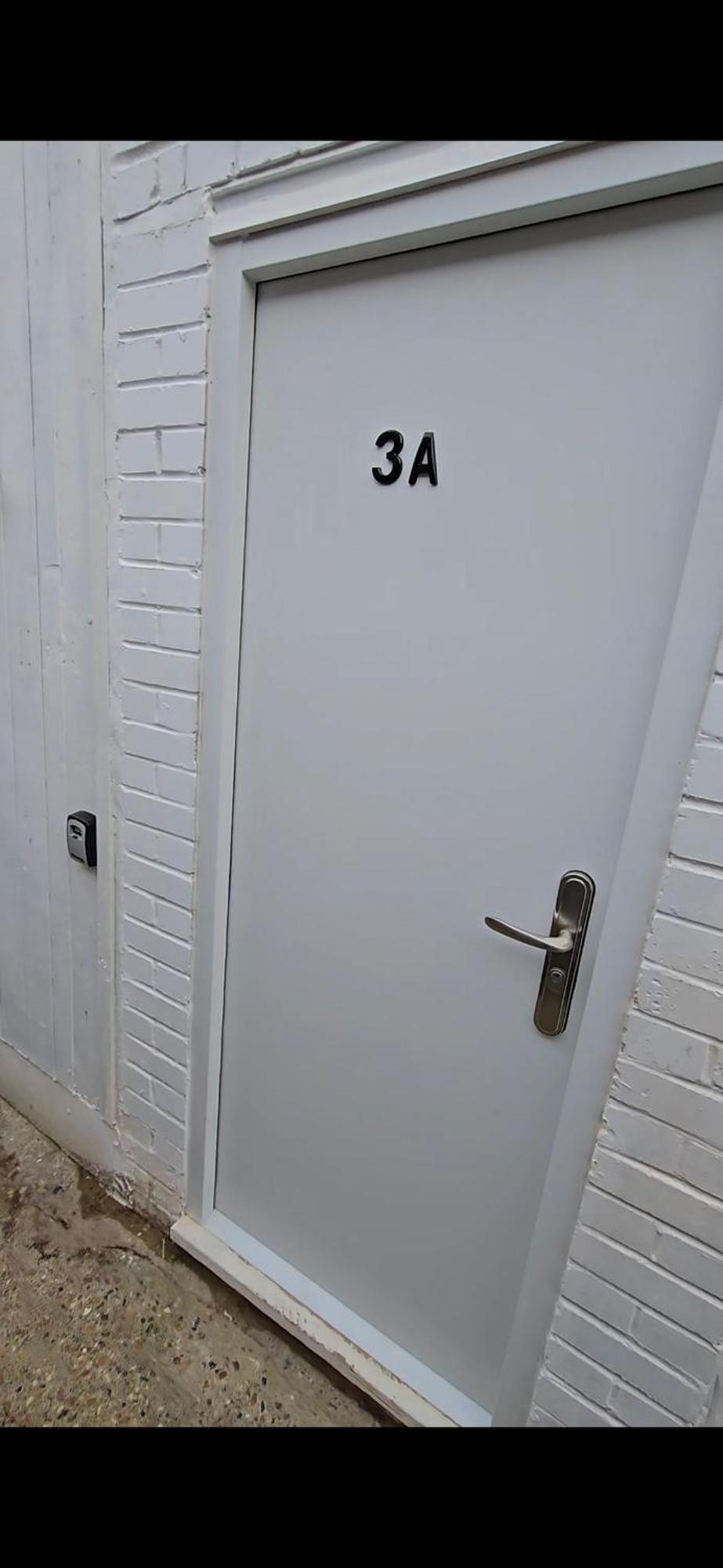 With 3 Beds- 20 Min From Bridge And Gatwick Airport