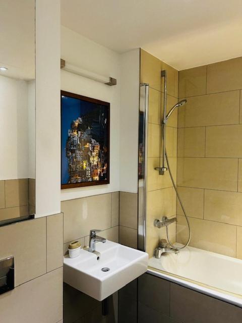 Luxury High Rise 2-bed With Lovely View In Canary Wharf * Londen