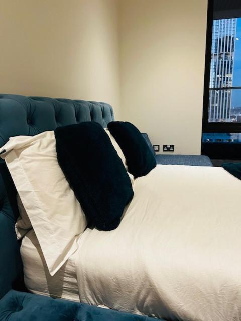 Luxury High Rise 2-bed With Lovely View In Canary Wharf Londen