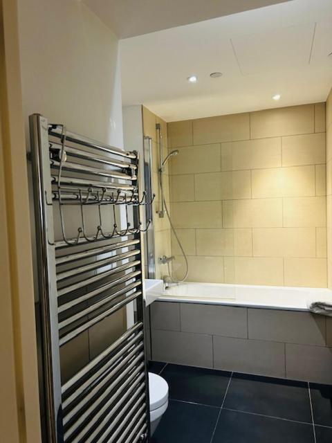 Luxury High Rise 2-bed With Lovely View In Canary Wharf Londen