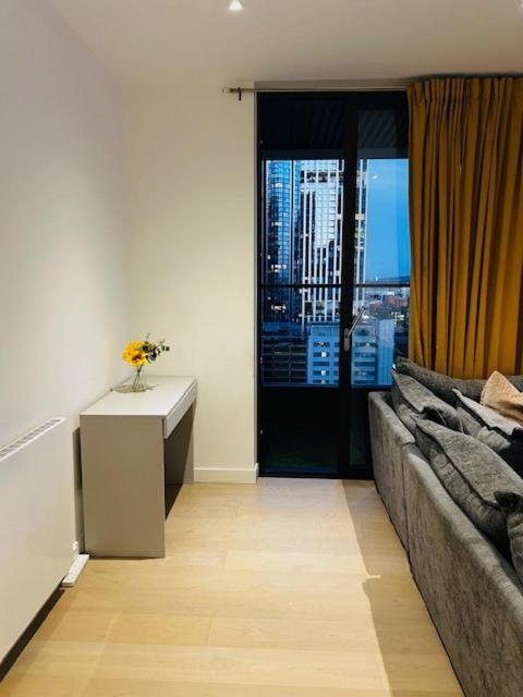 Luxury High Rise 2-bed With Lovely View In Canary Wharf Londen