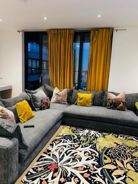 Luxury High Rise 2-bed With Lovely View In Canary Wharf Londen
