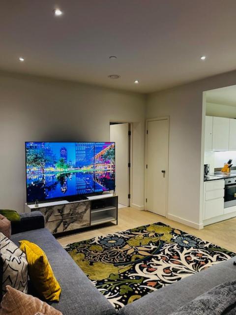 Luxury High Rise 2-bed With Lovely View In Canary Wharf Londen
