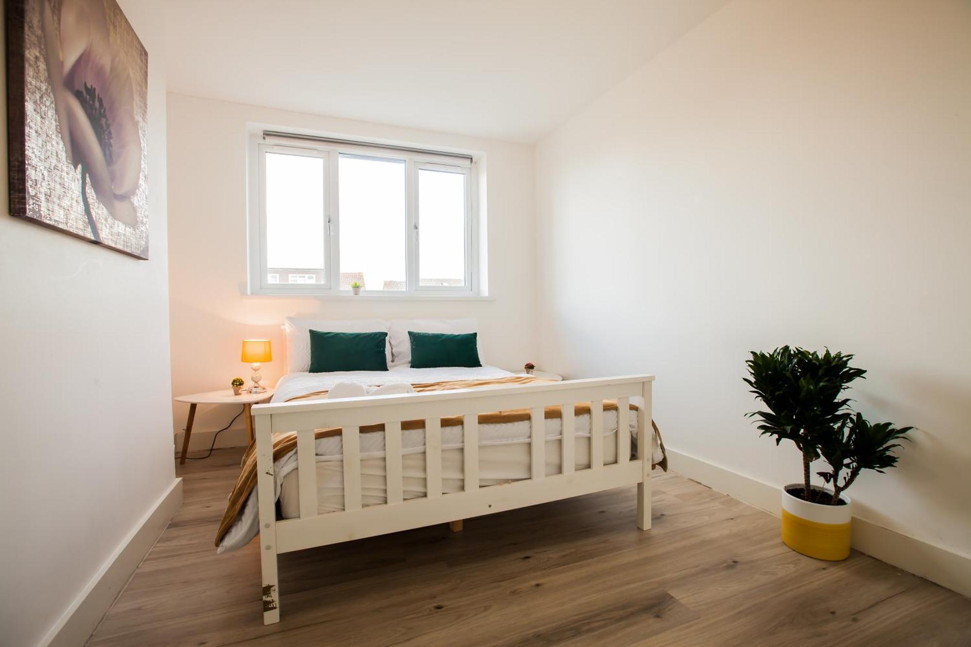 Coombe Hill 2 Bedroom House & Parking Lejlighed London