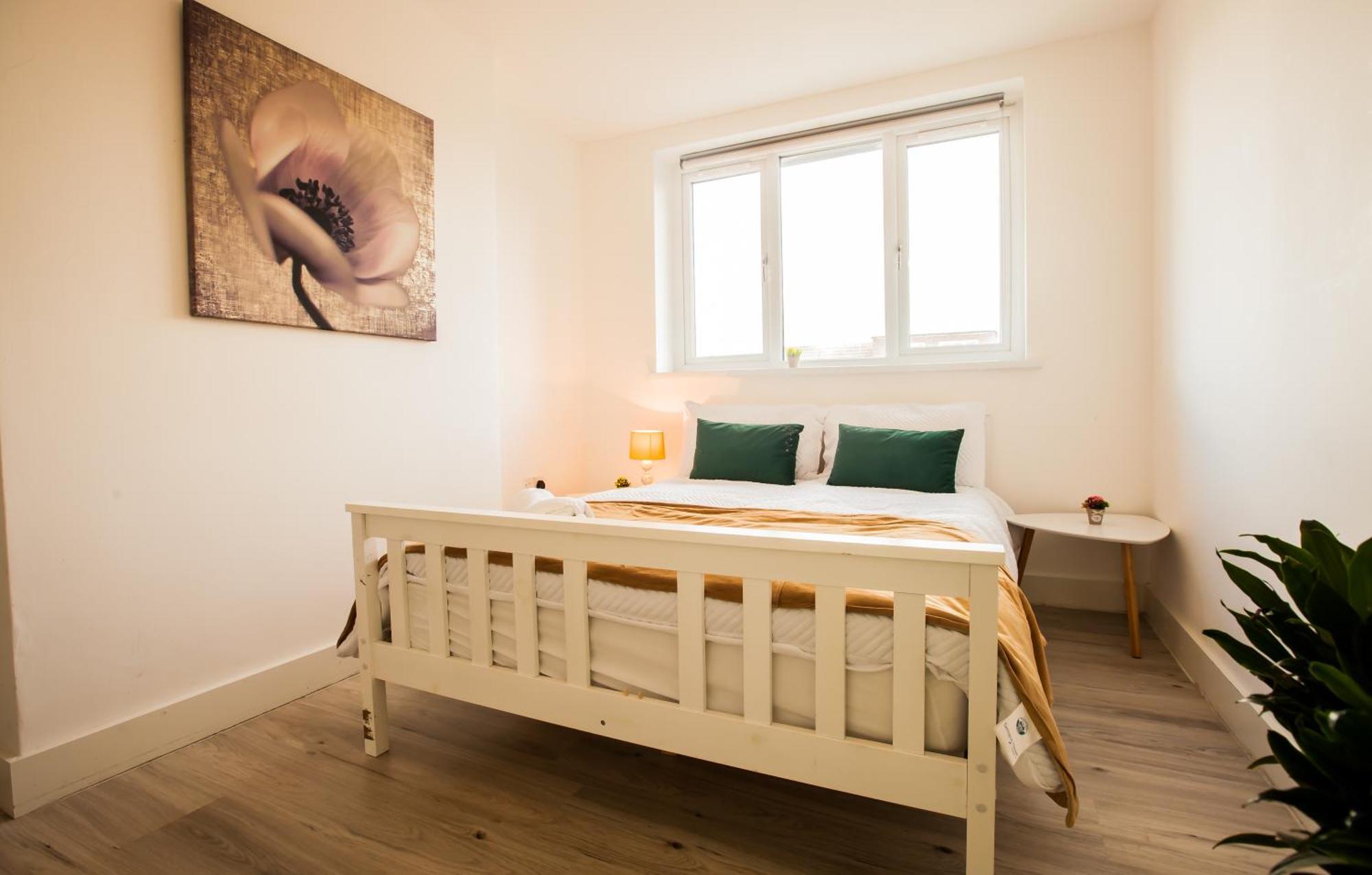 Lejlighed Coombe Hill 2 Bedroom House & Parking London