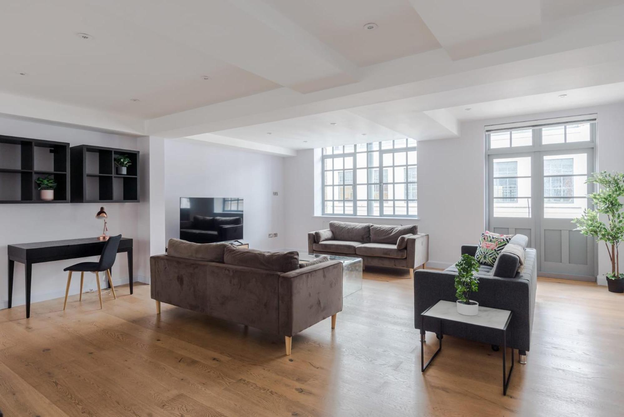 Law & Order - Farringdon - By Frankie Says Apartment *