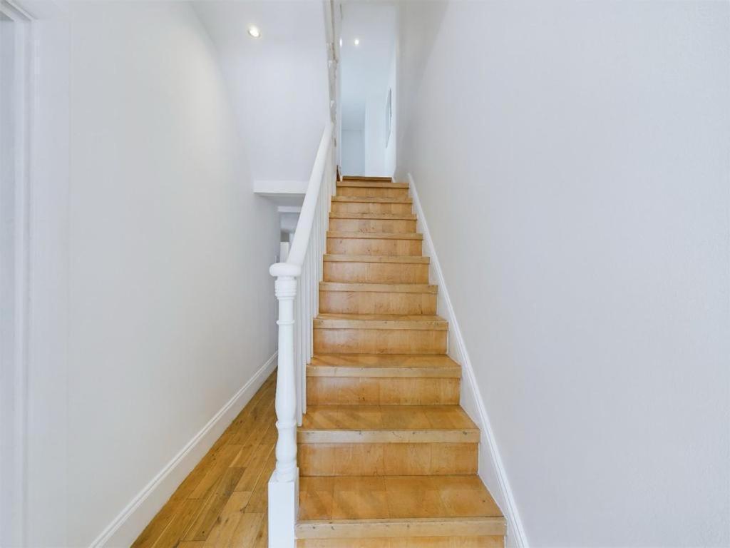 Luxury 4-bedroom Modern Flat In Steps From Station, Sleeps 9 In Style! Leilighet