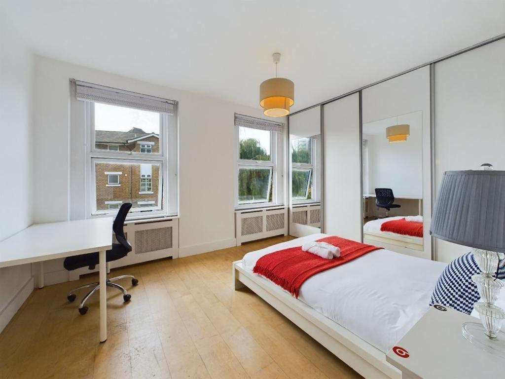 Leilighet Luxury 4-bedroom Modern Flat In Steps From Station, Sleeps 9 In Style! London