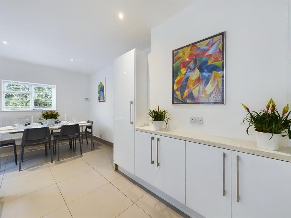 Luxury 4-bedroom Modern Flat In Steps From Station, Sleeps 9 In Style! Leilighet London