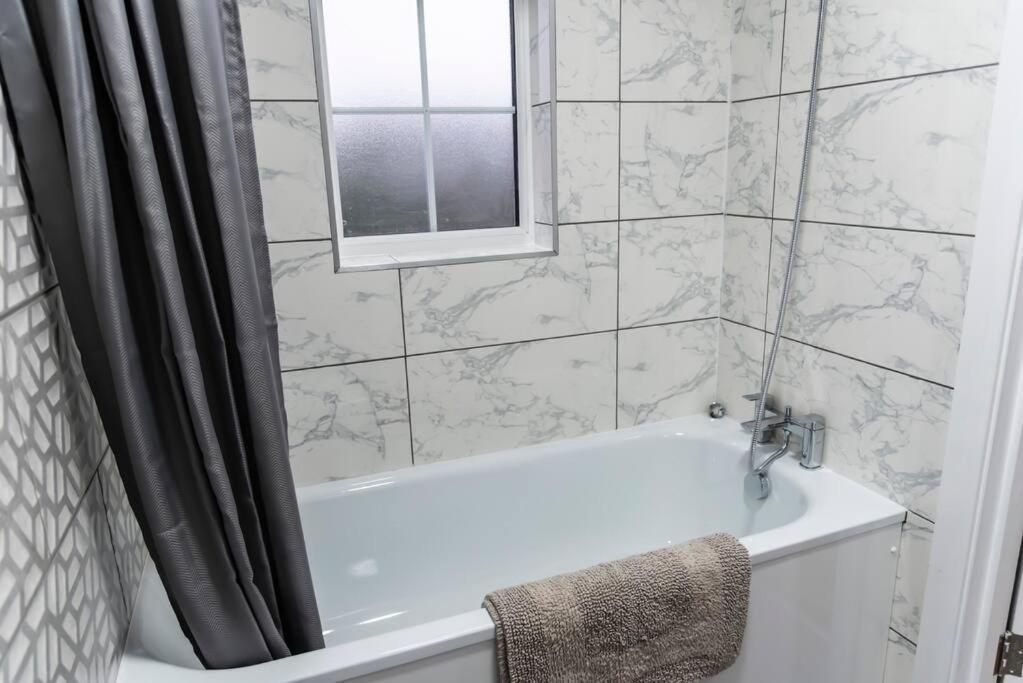 Leilighet Smart Modern, Split Level Flat, Free Parking *
