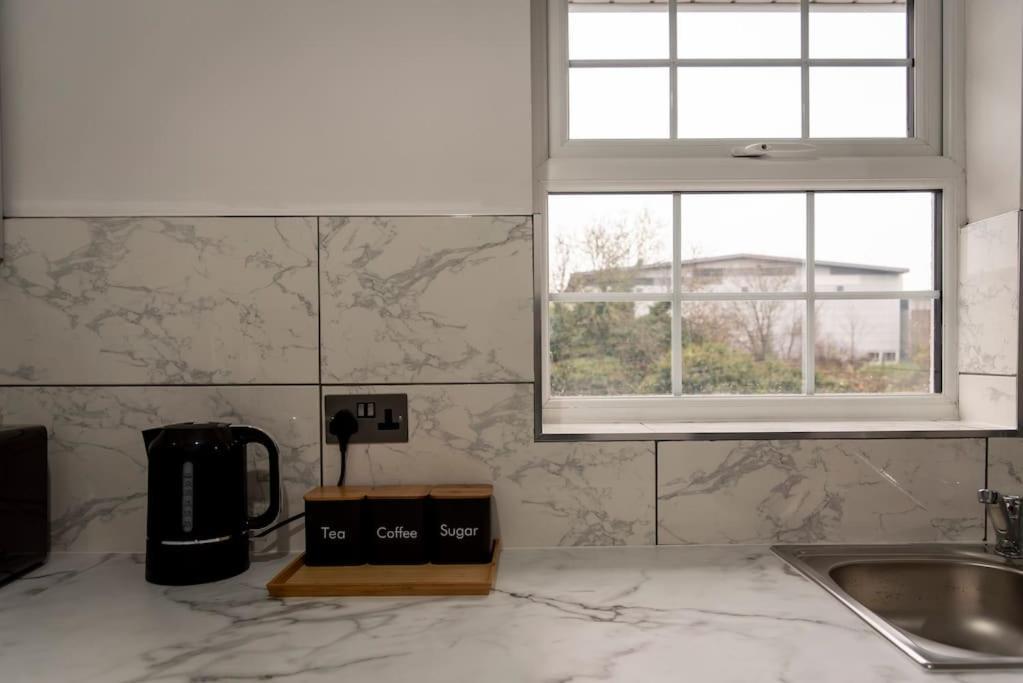 Leilighet Smart Modern, Split Level Flat, Free Parking *