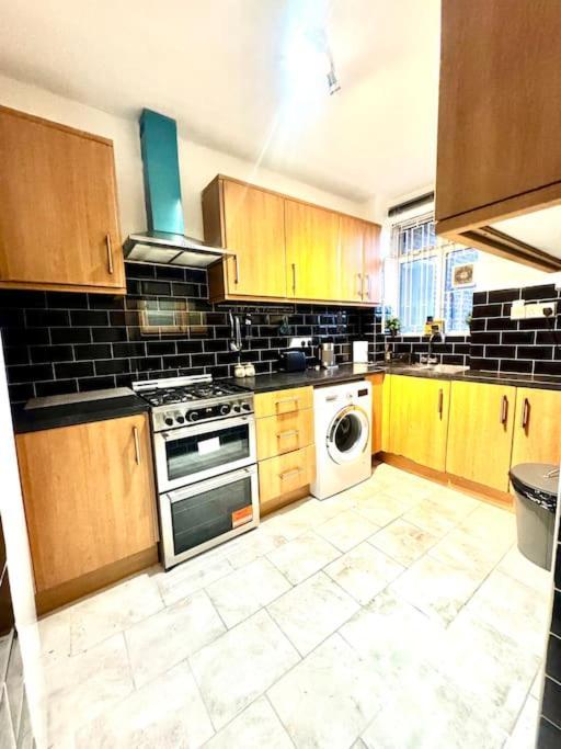 Spacious 3 Bedroom Flat Apartment *