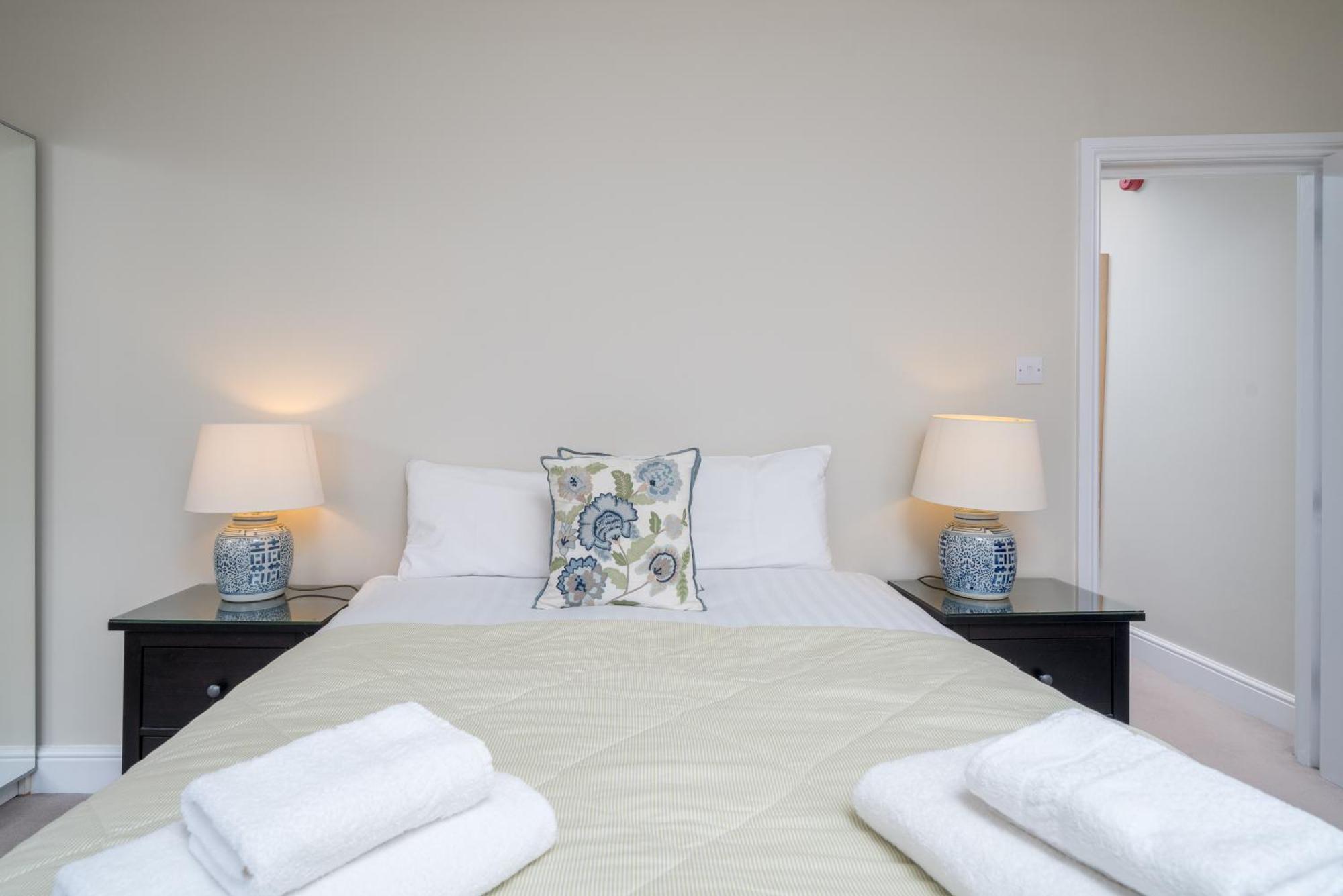 Spacious Flat Near Victoria And Warwick Square Appartement Londen
