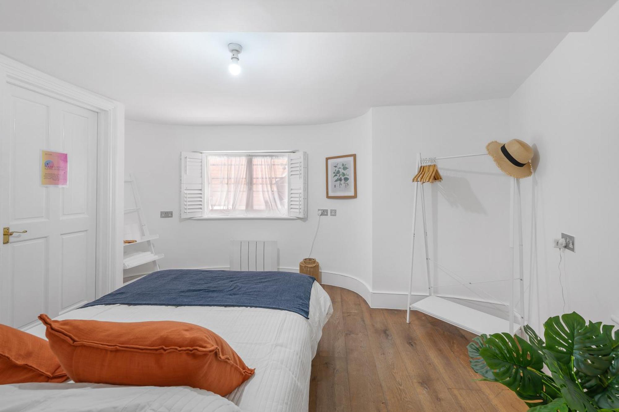 Apartment Flat Offers Superb Transport Connections *