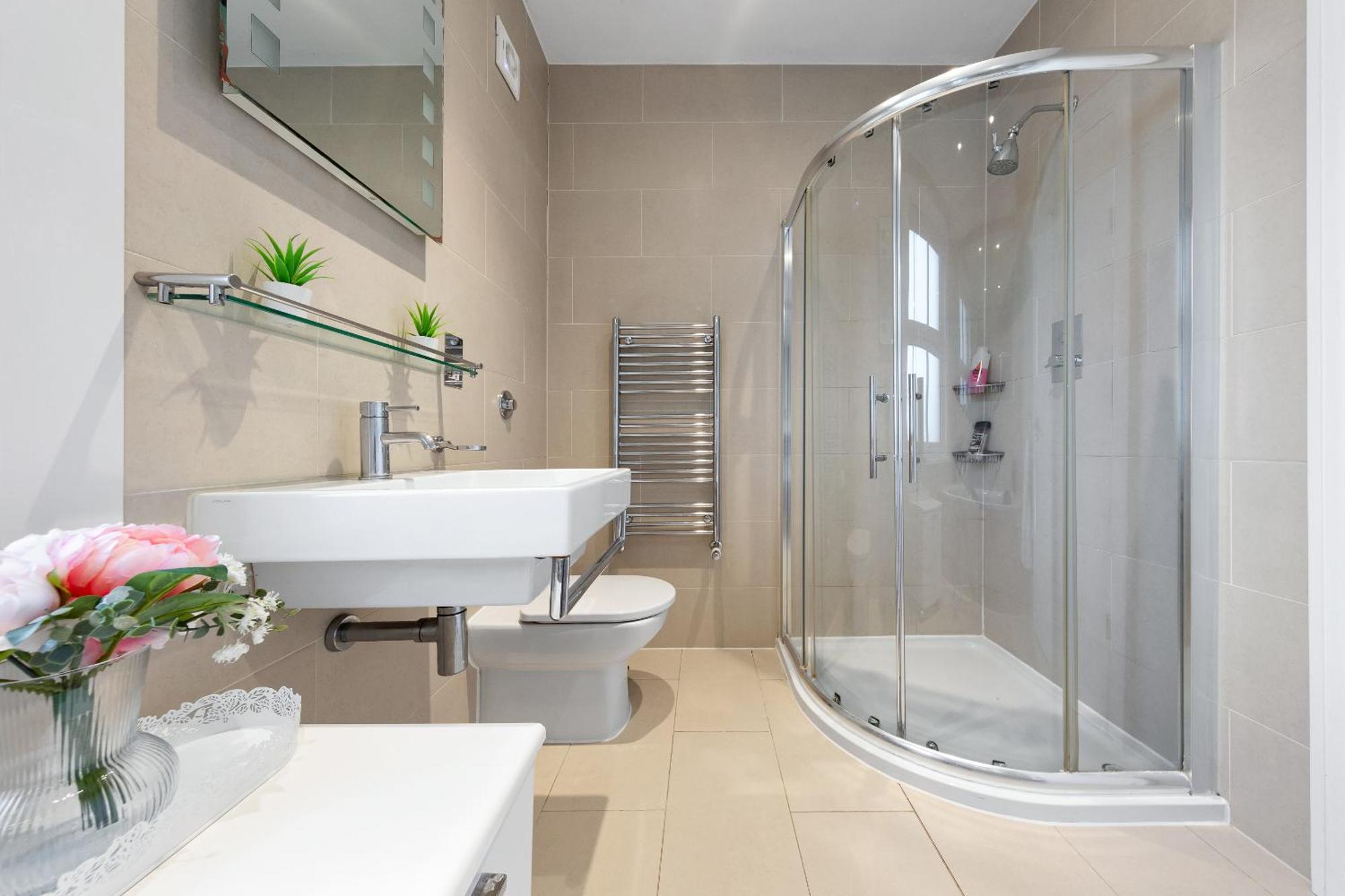 Leilighet Luxury 4-bedroom Modern Flat In Steps From Station, Sleeps 9 In Style!