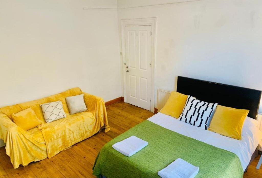 Priced Living Deluxe Bedroom 4 *