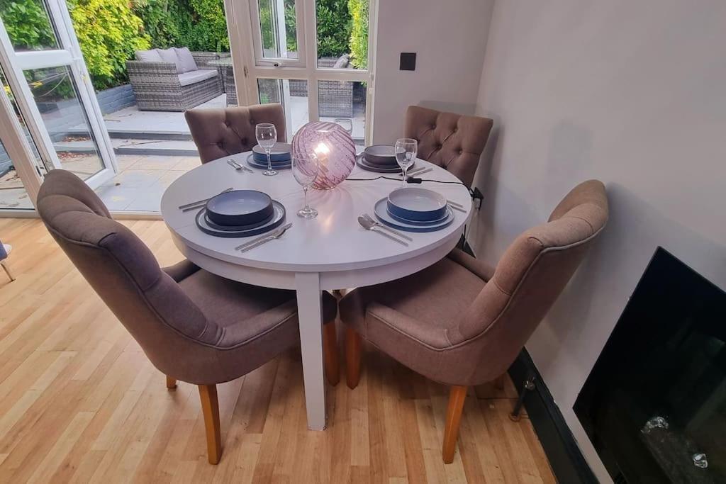 Lejlighed 3 Bed With Cinema, F1 Racing Sim, 1 Gb Internet, Bbq, Garden, 20 Mins London, Parking, Ev Port, Metro 5 Mins Walk *