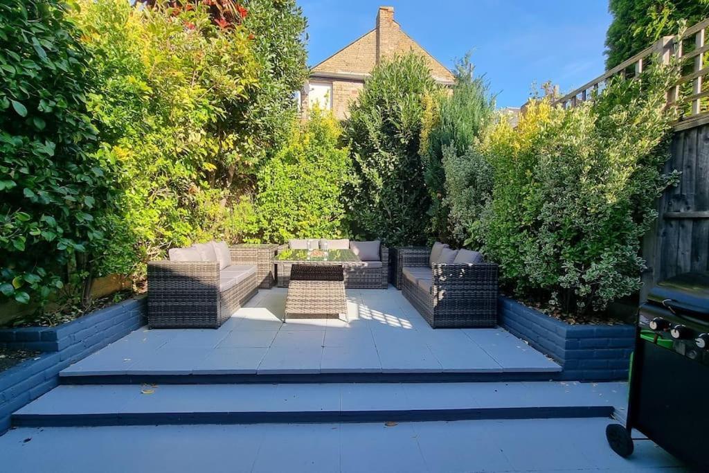 Lejlighed 3 Bed With Cinema, F1 Racing Sim, 1 Gb Internet, Bbq, Garden, 20 Mins London, Parking, Ev Port, Metro 5 Mins Walk *