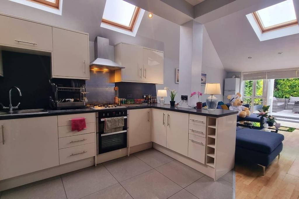 3 Bed With Cinema, F1 Racing Sim, 1 Gb Internet, Bbq, Garden, 20 Mins London, Parking, Ev Port, Metro 5 Mins Walk Lejlighed