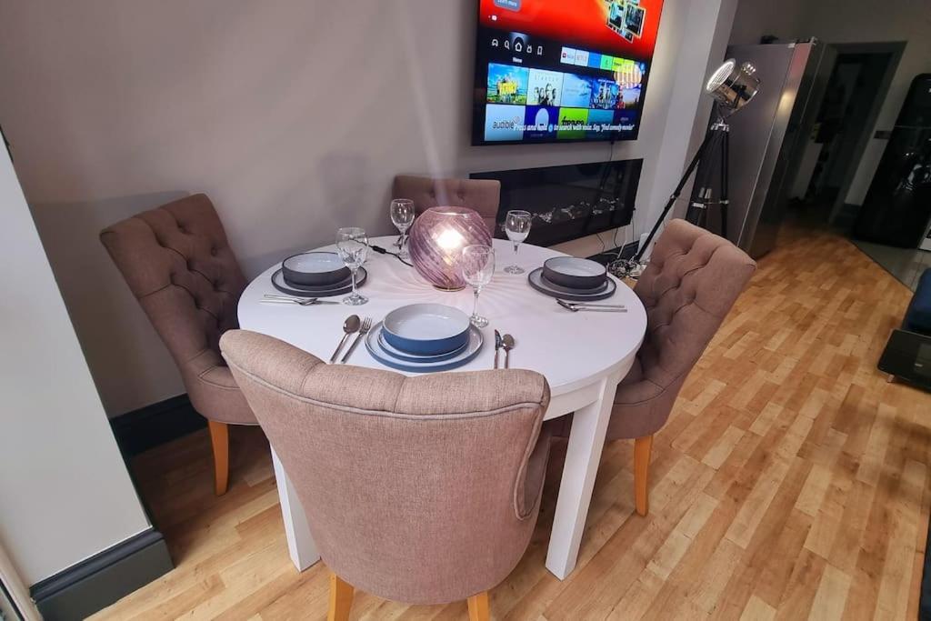 3 Bed With Cinema, F1 Racing Sim, 1 Gb Internet, Bbq, Garden, 20 Mins London, Parking, Ev Port, Metro 5 Mins Walk Lejlighed