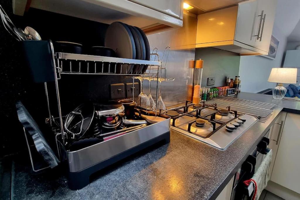 Lejlighed 3 Bed With Cinema, F1 Racing Sim, 1 Gb Internet, Bbq, Garden, 20 Mins London, Parking, Ev Port, Metro 5 Mins Walk London