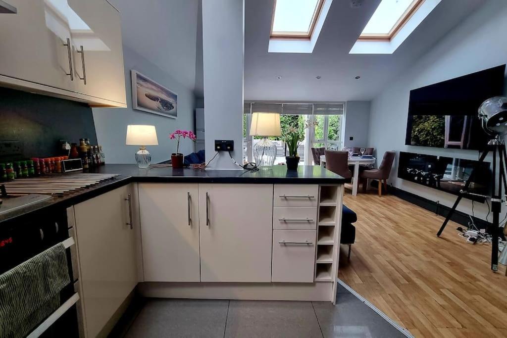Lejlighed 3 Bed With Cinema, F1 Racing Sim, 1 Gb Internet, Bbq, Garden, 20 Mins London, Parking, Ev Port, Metro 5 Mins Walk