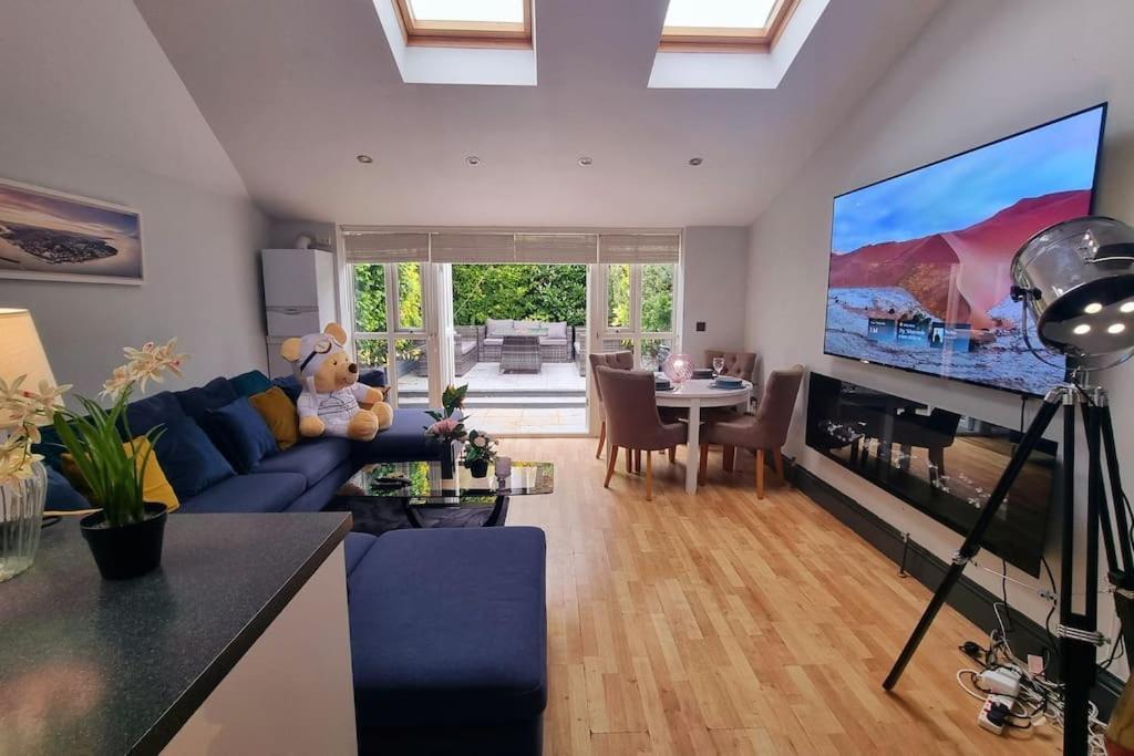 Lejlighed 3 Bed With Cinema, F1 Racing Sim, 1 Gb Internet, Bbq, Garden, 20 Mins London, Parking, Ev Port, Metro 5 Mins Walk London