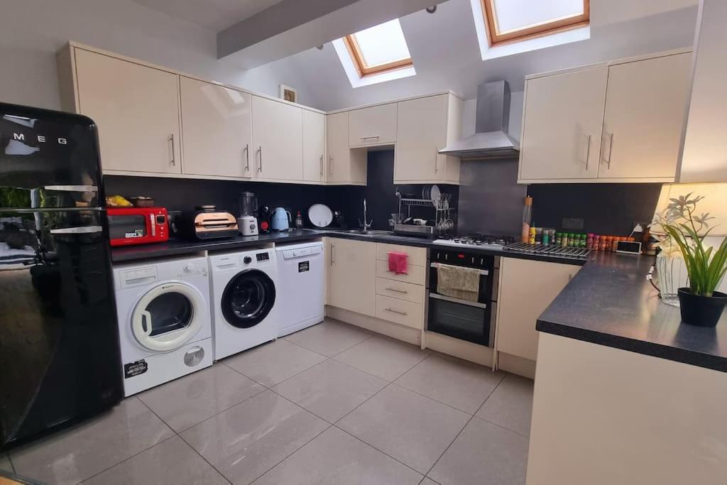 Lejlighed 3 Bed With Cinema, F1 Racing Sim, 1 Gb Internet, Bbq, Garden, 20 Mins London, Parking, Ev Port, Metro 5 Mins Walk