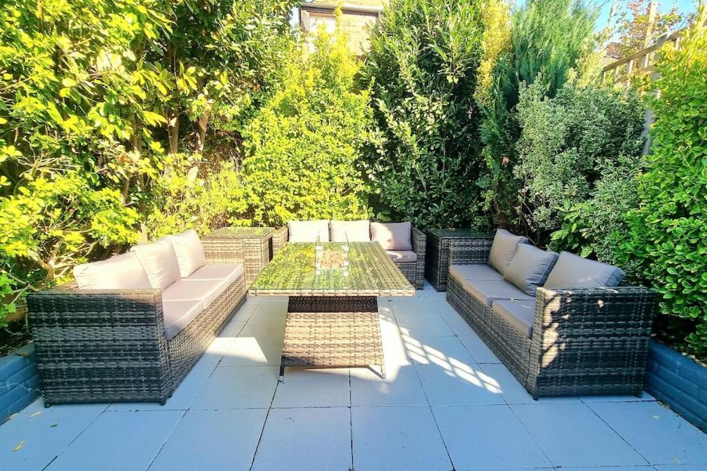 3 Bed With Cinema, F1 Racing Sim, 1 Gb Internet, Bbq, Garden, 20 Mins London, Parking, Ev Port, Metro 5 Mins Walk Lejlighed London