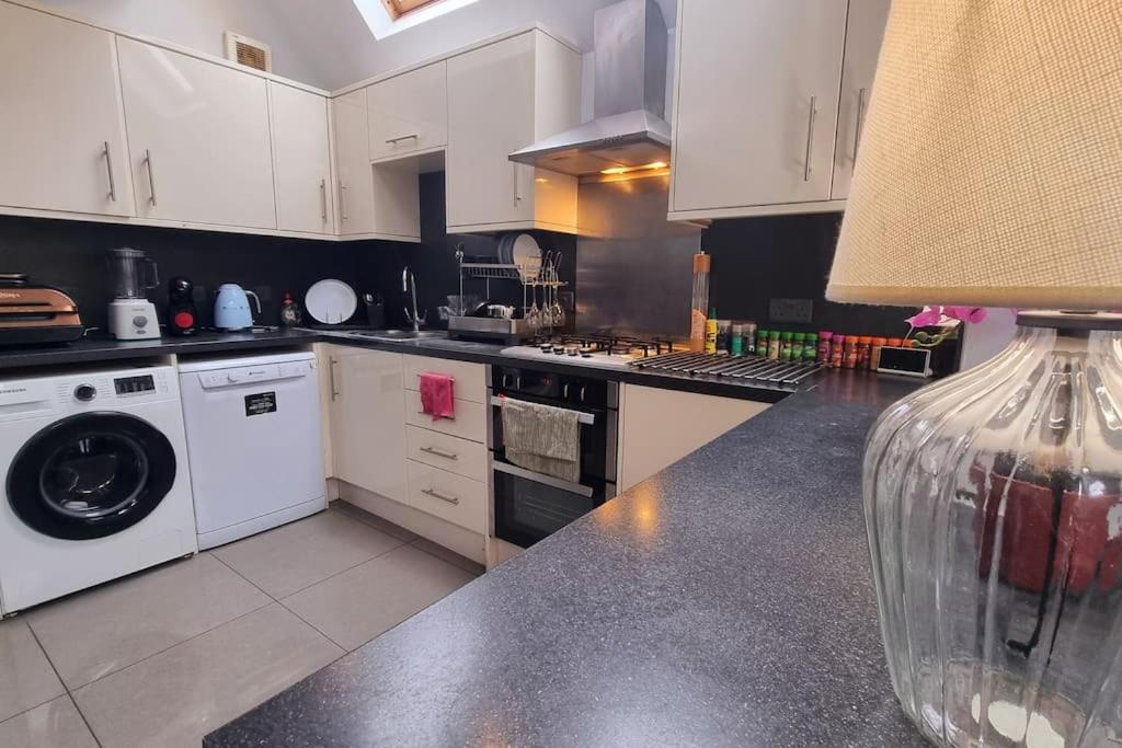 Lejlighed 3 Bed With Cinema, F1 Racing Sim, 1 Gb Internet, Bbq, Garden, 20 Mins London, Parking, Ev Port, Metro 5 Mins Walk