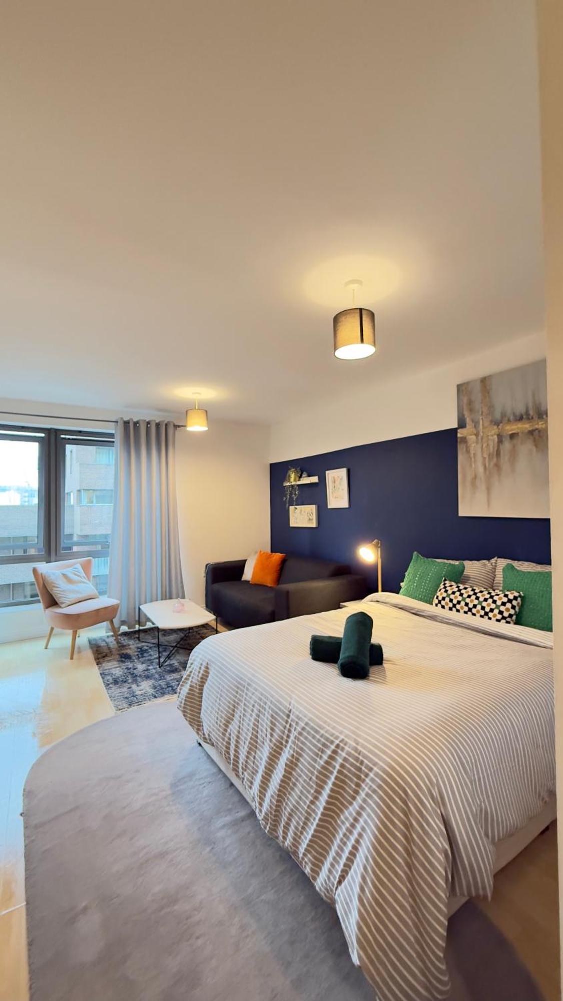Modern Spacious Opposite Station Ii Londra