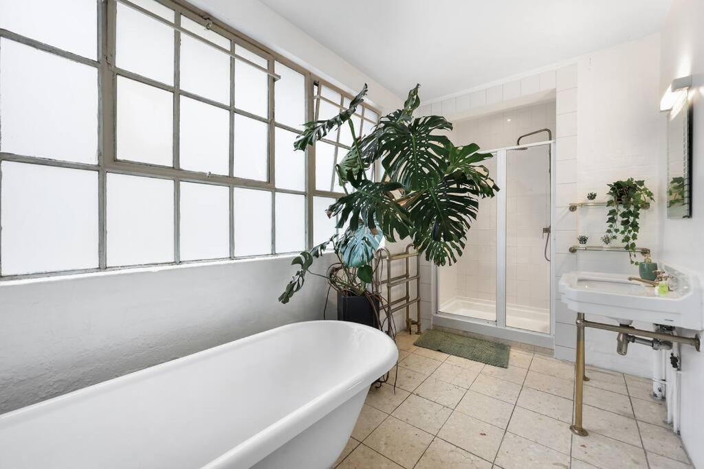 Appartamento Two-bedroom Short Term & Flexible Renting Hackney With Free Wifi And Roof Terrace!