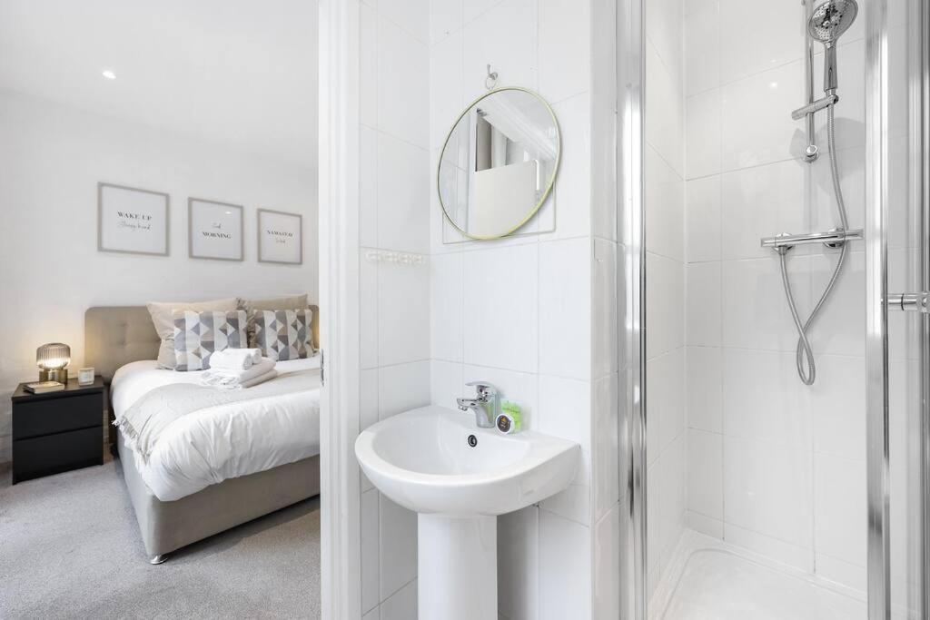 Two-bedroom Short Term & Flexible Renting Hackney With Free Wifi And Roof Terrace! Appartement Londen