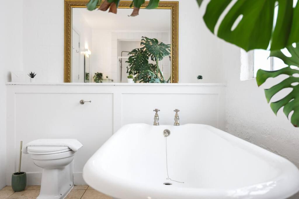 Two-bedroom Short Term & Flexible Renting Hackney With Free Wifi And Roof Terrace! Londen