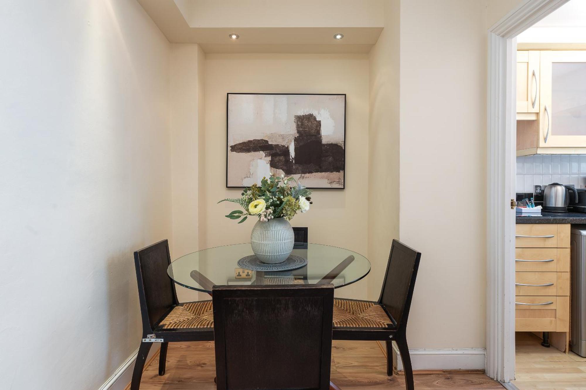 Apartment Capital One Bedroom Flat Chelsea Cloisters 724 *