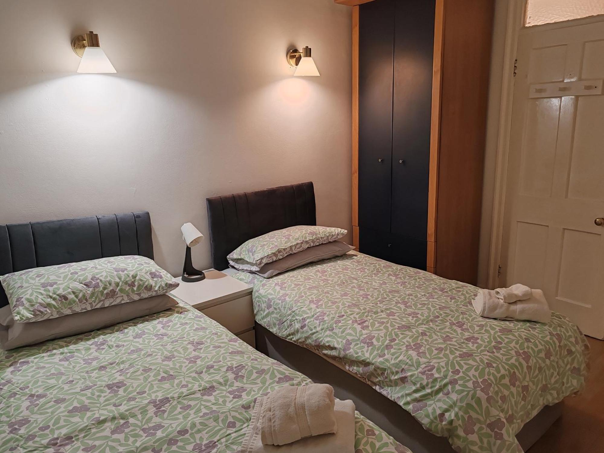 Two Bedroom In Queensway, W2, Apartment London