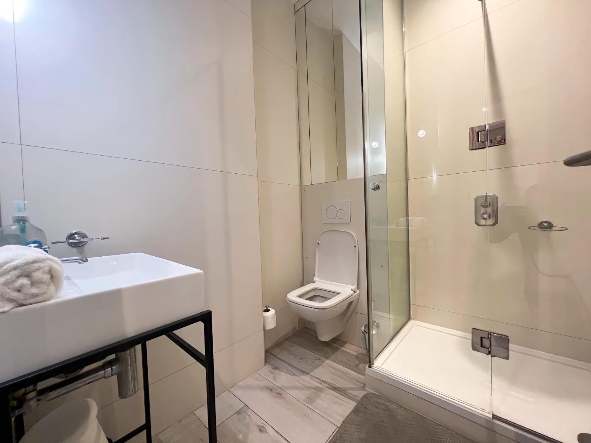 Kensington Luxury Residential Apartment *