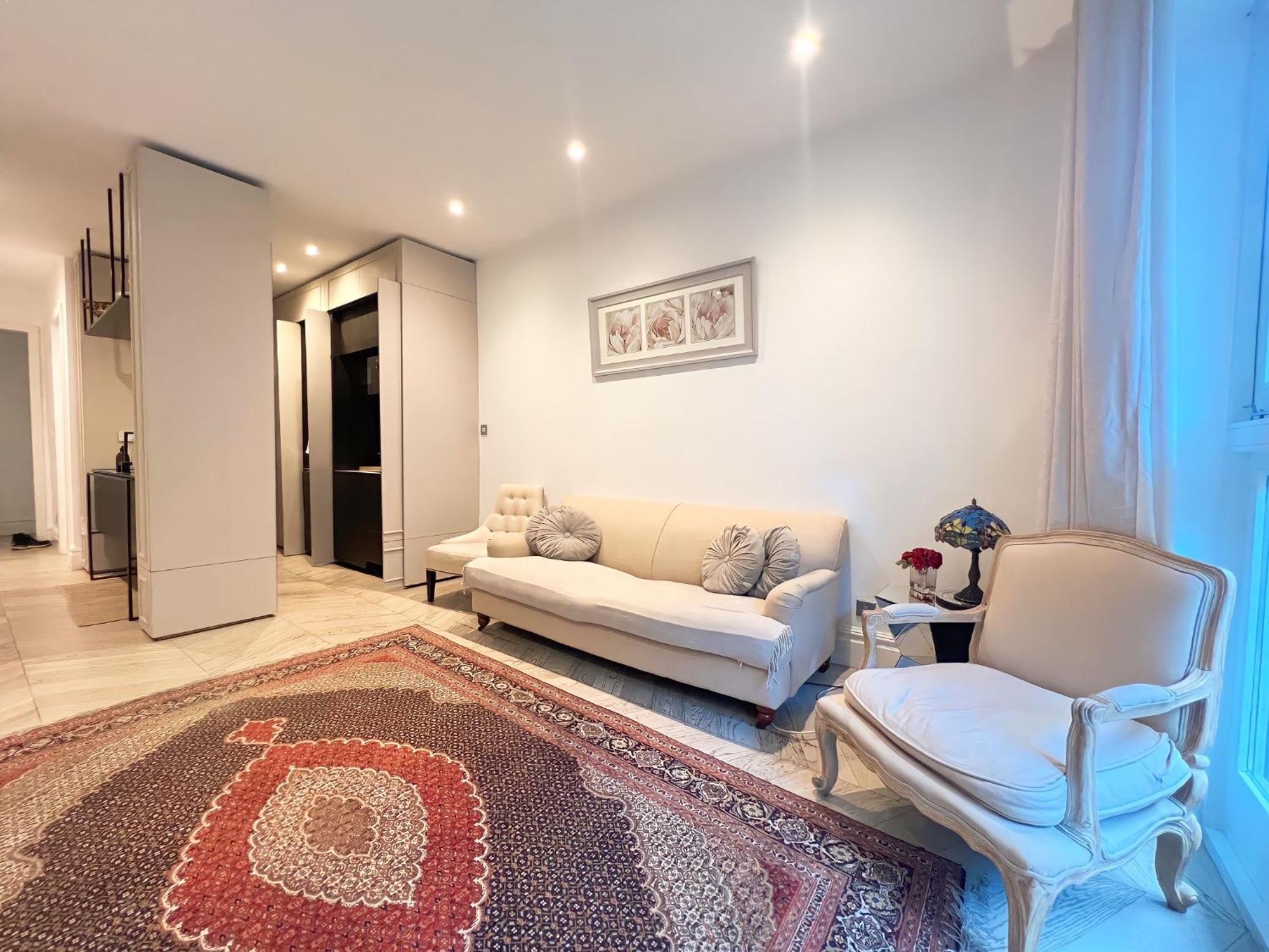 Kensington Luxury Residential Apartment *