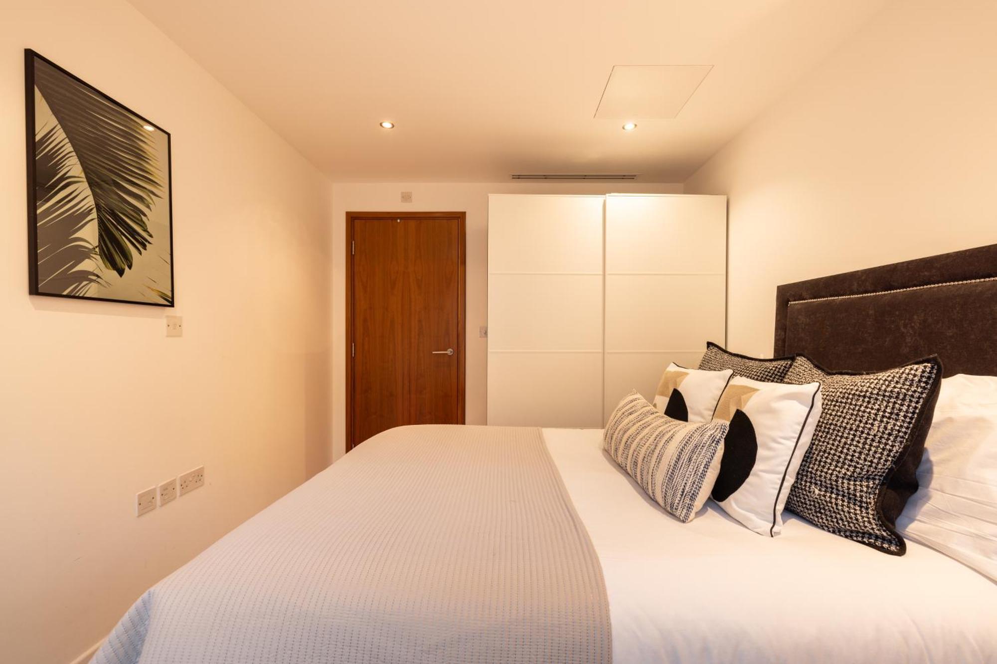 Apartment Luxury Two Bed On Baker St London