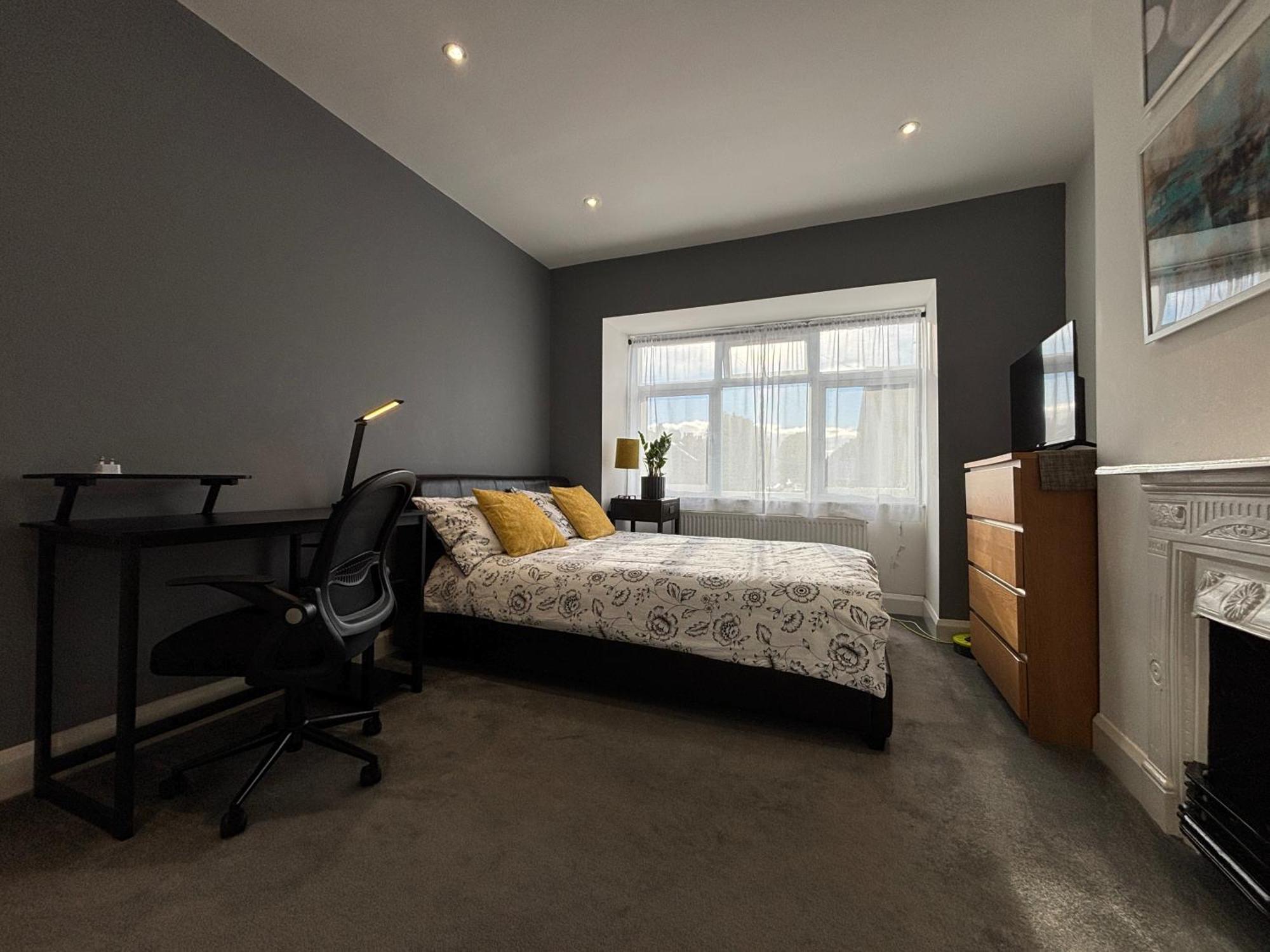 Entire House Floor Perfect For Couples & Freelancers - Available For Single Too Gjestgiverier London