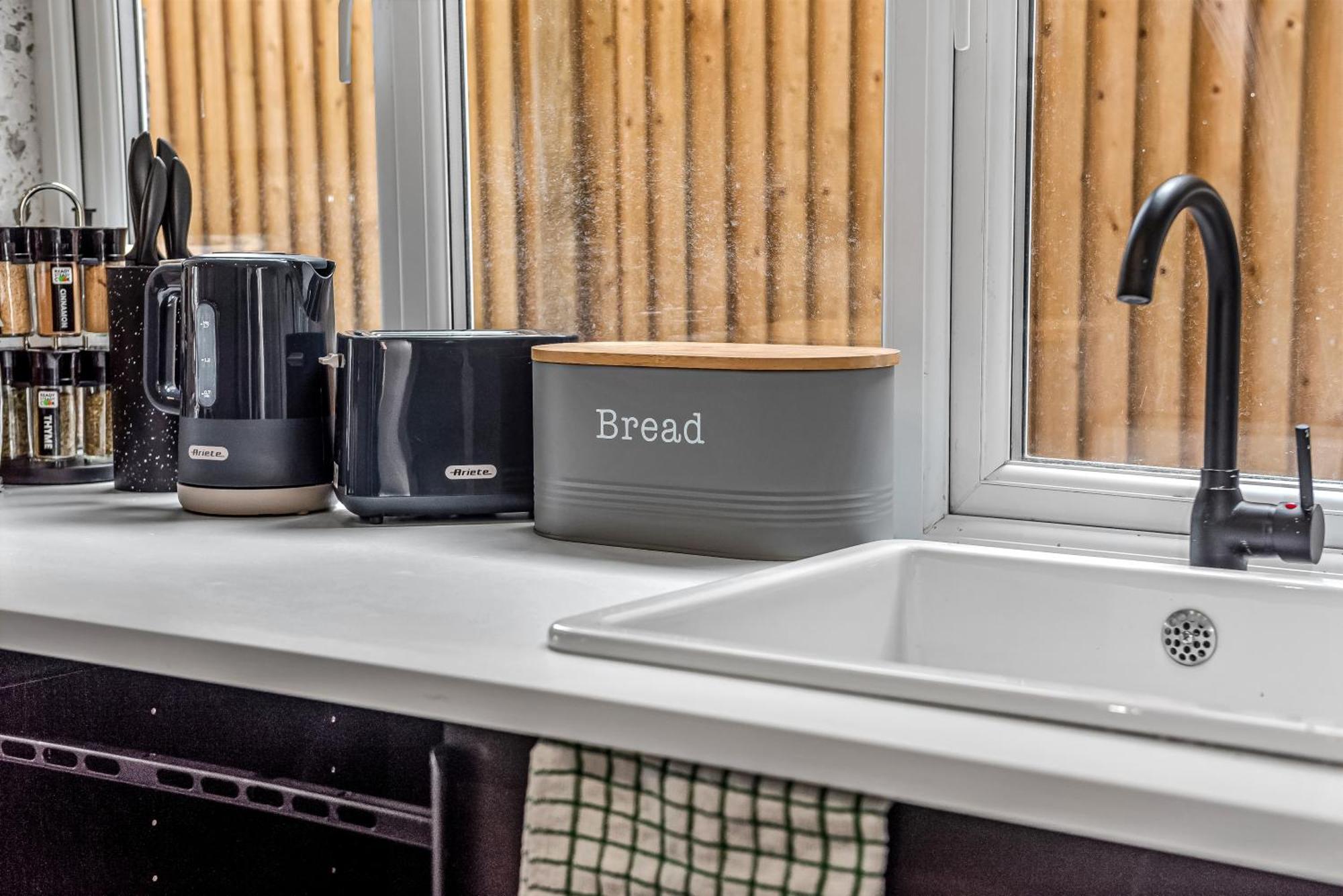 Apartment Posh With Functional Kitchenette London