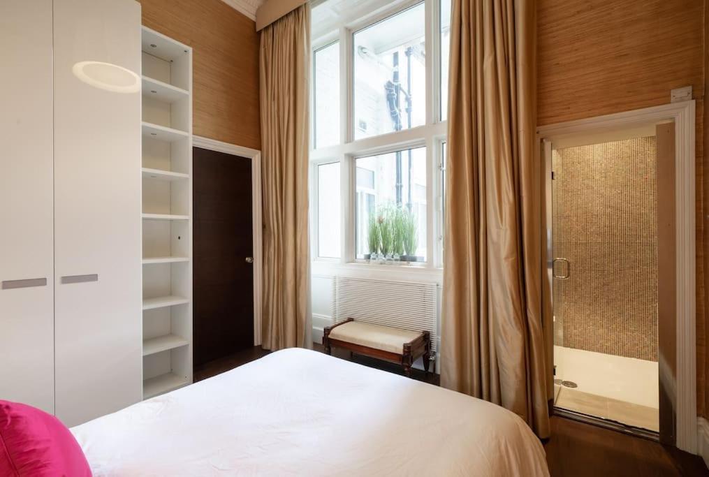 Super Knightsbridge 2 Bed Gound Floor Leilighet London