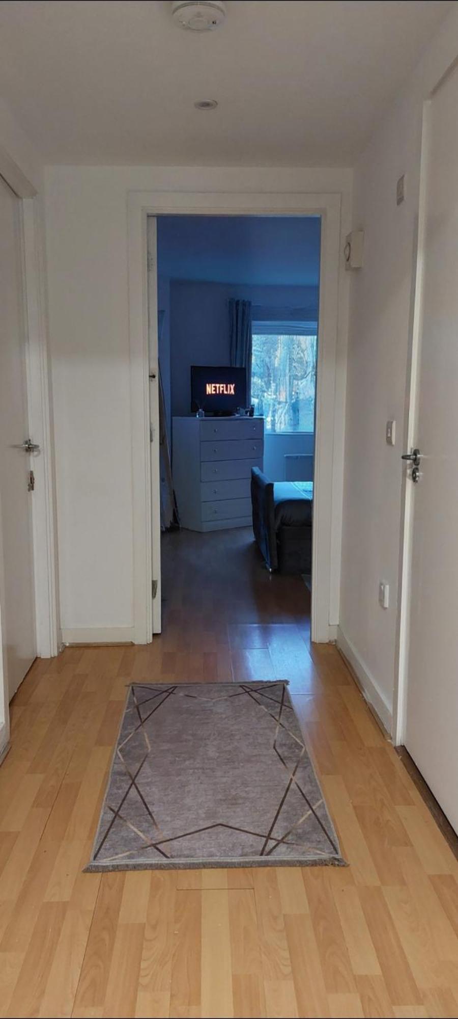 !! Londons Gem ! With Concierge Free Parking ! Gym N Heated Pool ! Restaurants ! Shops ! Great Value ! Weekend Deals Inclusive !! * Londres
