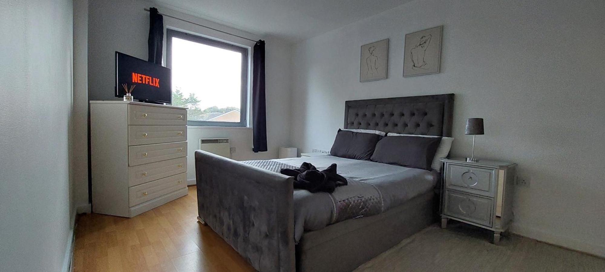 !! Londons Gem ! With Concierge Free Parking ! Gym N Heated Pool ! Restaurants ! Shops ! Great Value ! Weekend Deals Inclusive !! Appartement Londres