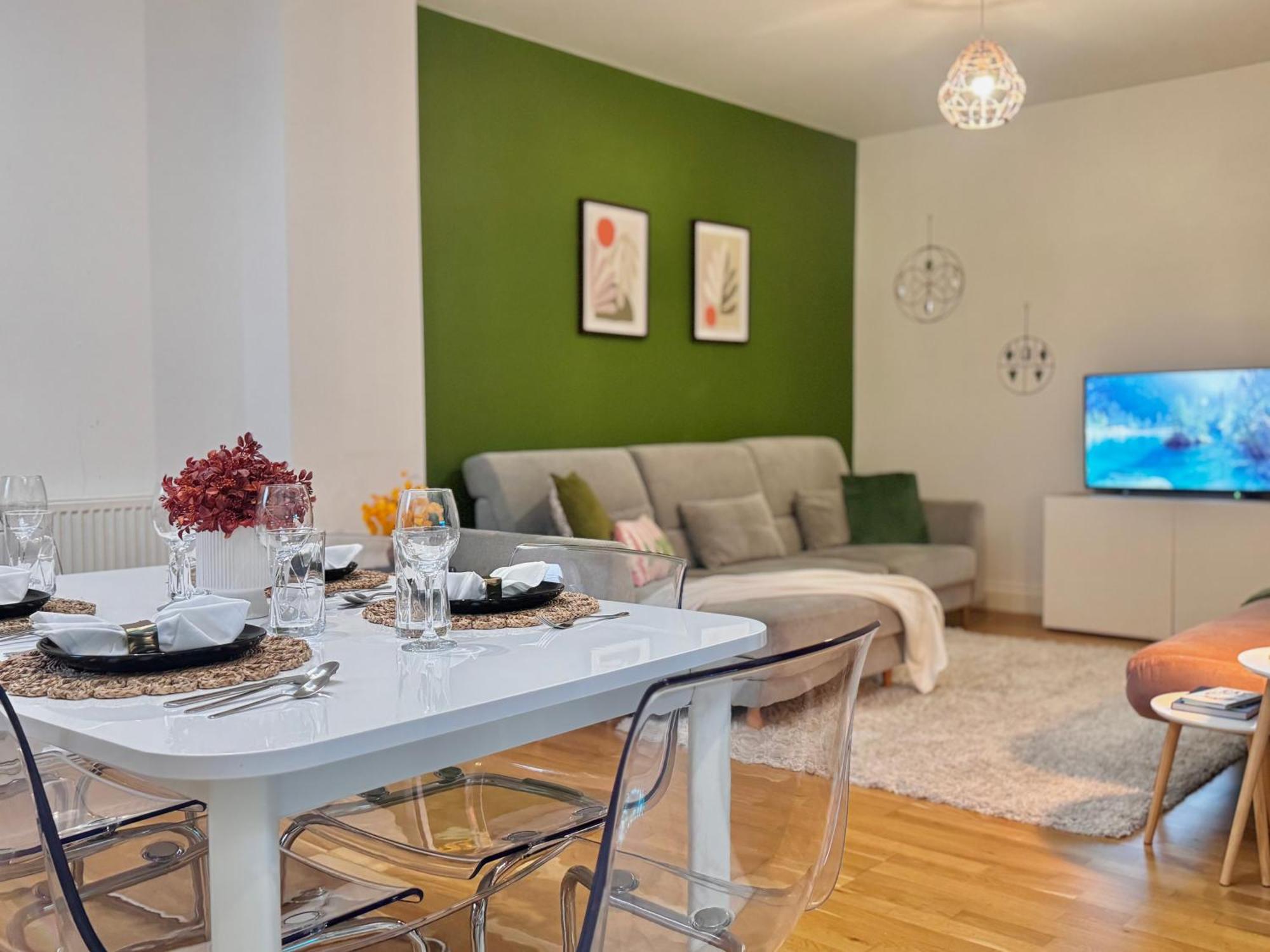Modern 1-bed 30min To & Parking Apartment
