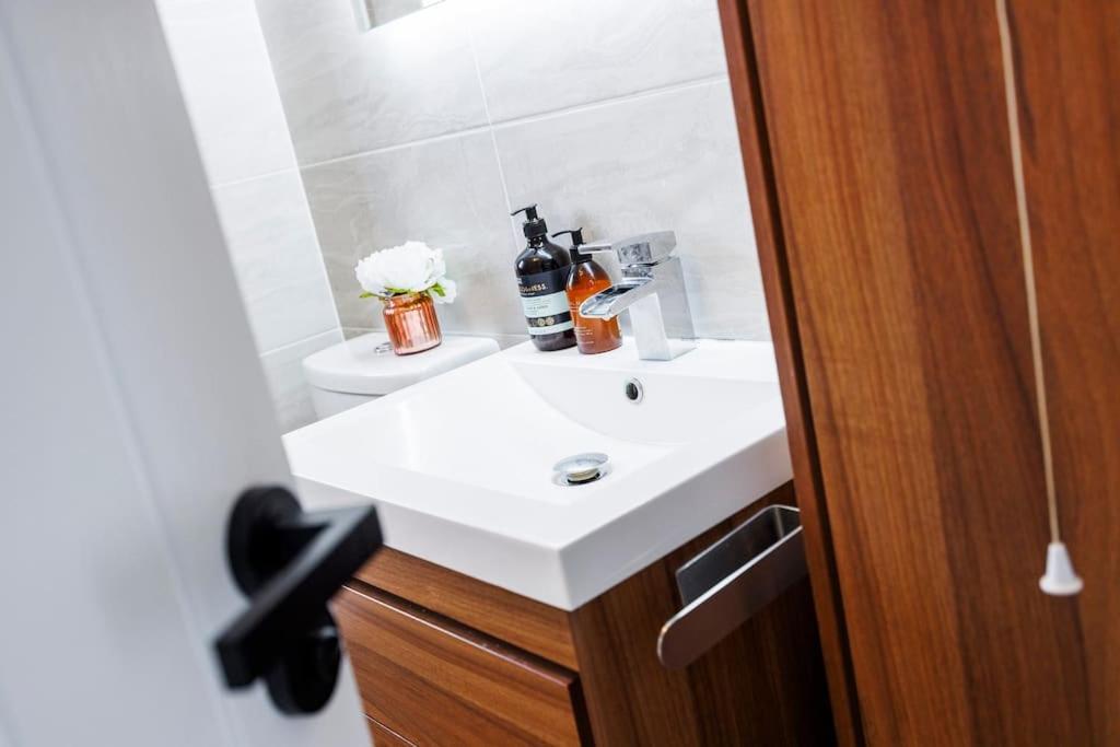 Stylish 3-bed East Contractors Parking Sleeps 5 Near Excel Appartamento Londra