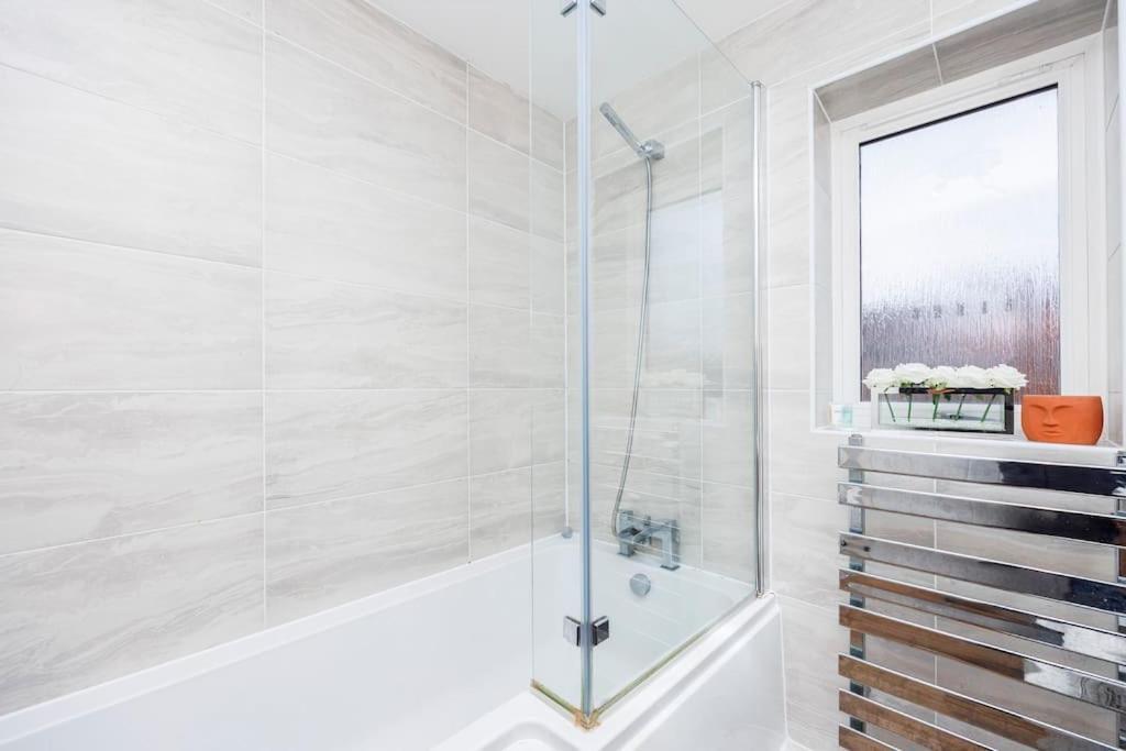 Stylish 3-bed East Contractors Parking Sleeps 5 Near Excel Appartamento